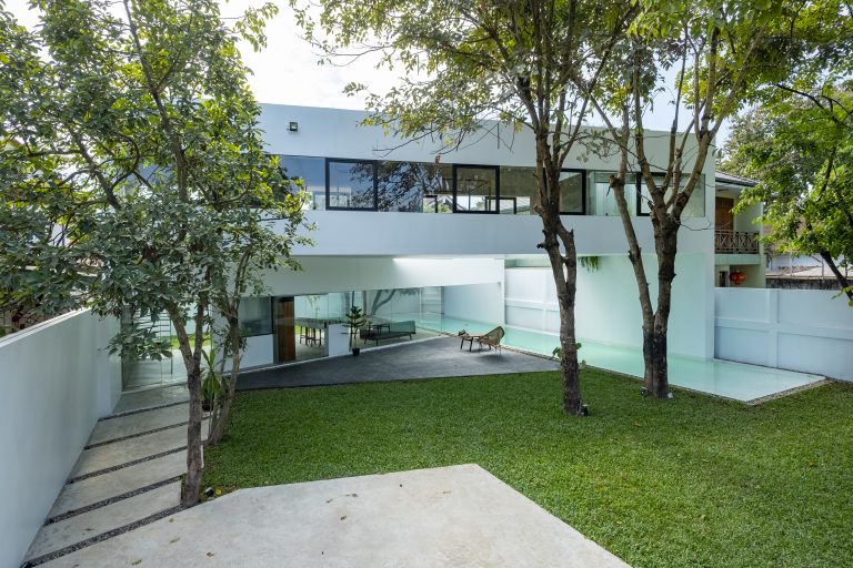 CASA BLANCA /Saola Architects