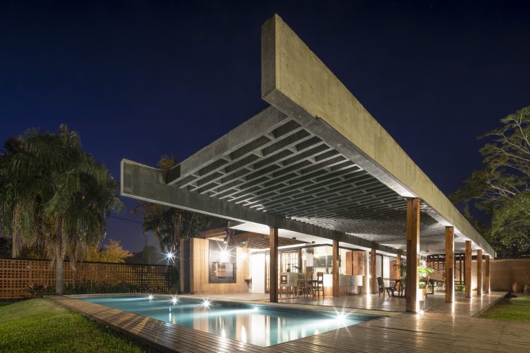 CASA EN EL BOSQUE /Oficina de Arquitectura X