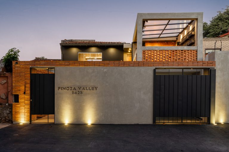 PINOZA VALLEY /Motus arquitectura envolvente