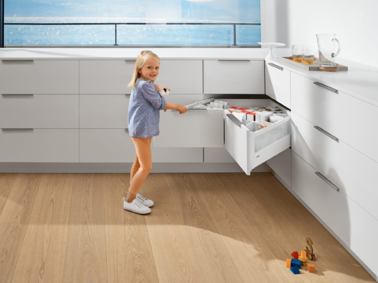 SPACE CORNER BLUM /ZT Deco