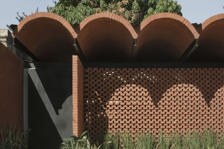 CASA INTERMEDIA /Equipo de Arquitectura