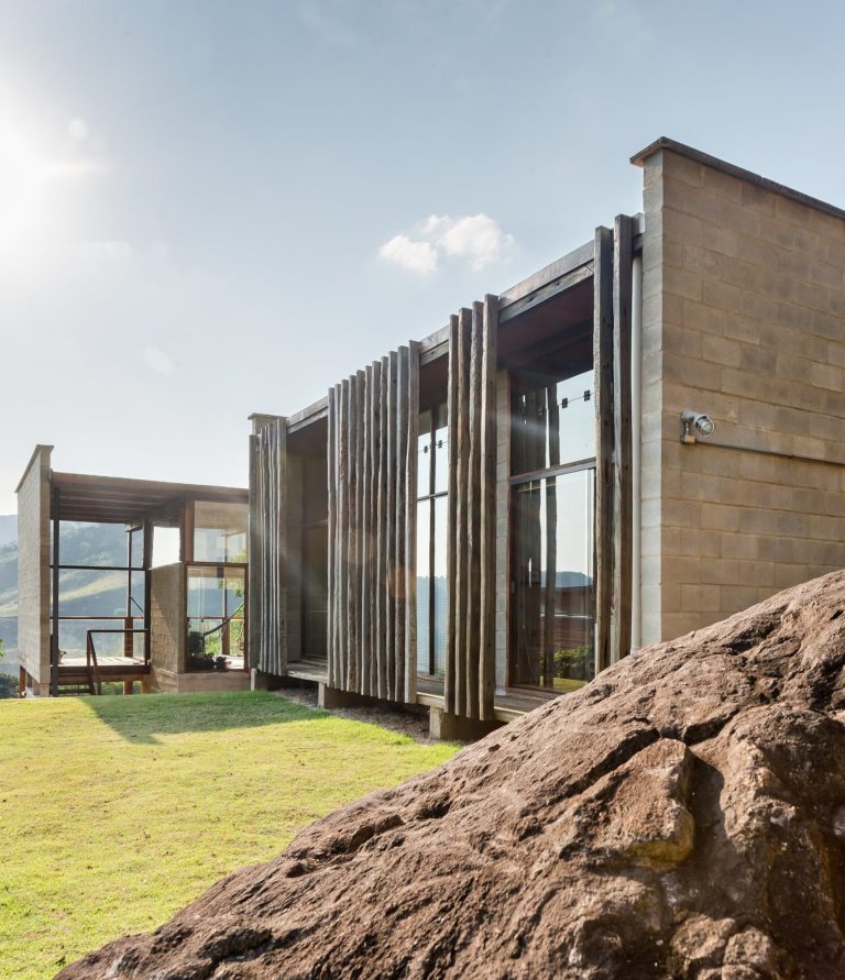 CASA DE 6 MIL BLOQUES /Arq. Márcio Flávio Motta Riveiro