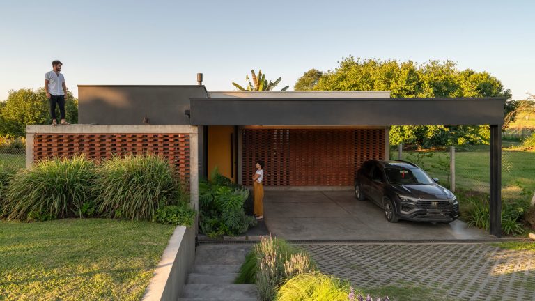 LA CASA DE LA PUERTA AMARILLA / Etéreo Arquitectos