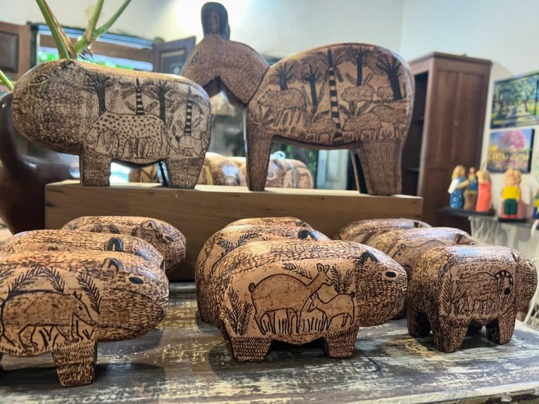 MADERA VIVA /Identidad y raíz en la artesanía paraguaya