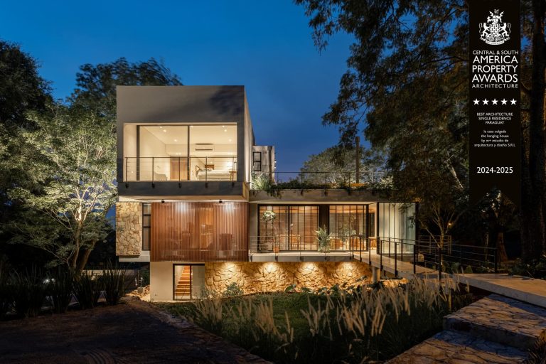 LA CASA COLGADA /m+ estudio de arquitectura y diseño